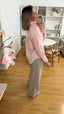 Rosa Oversize-Bluse für Damen, locker fallend von der Seite getragen mit eleganter Stoffhose